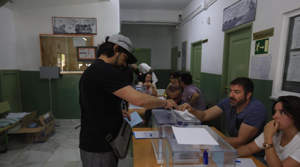 Un gaditano ejerciendo su derecho al voto.