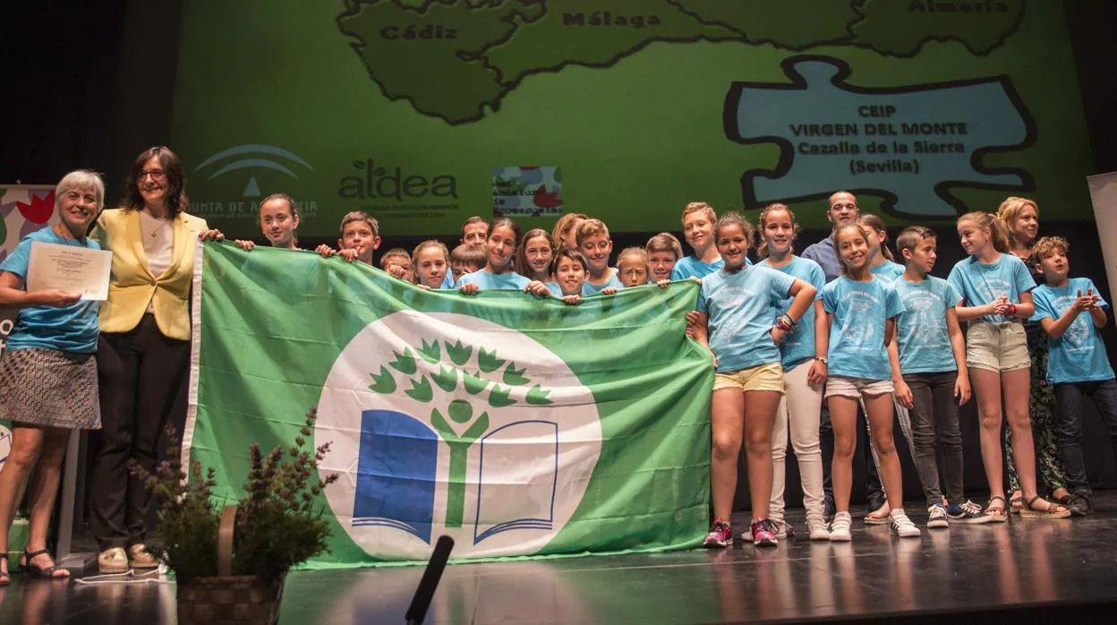 Los integrantes del colegio Virgen del Monte de Cazalla de la Sierra junto con la bandera verde