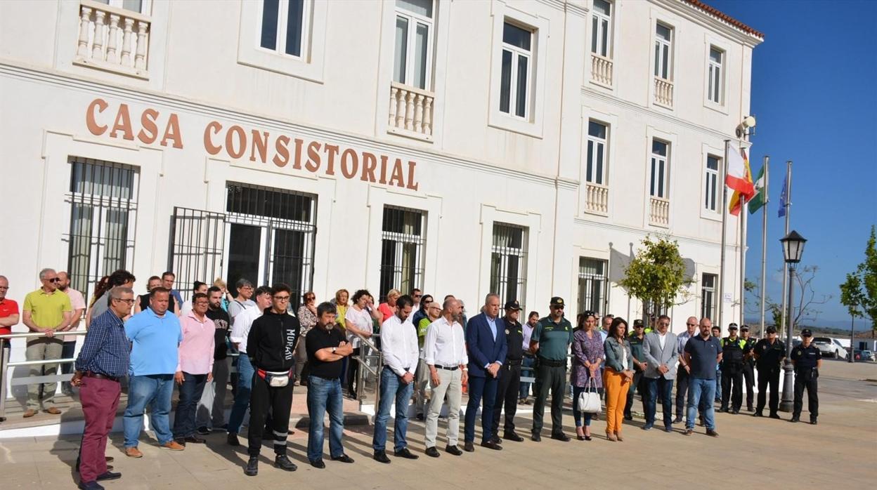 Los minutos de silencio y las condolencias a los familiares del guardia civil fallecido se repiten desde este jueves en San Roque y Algeciras