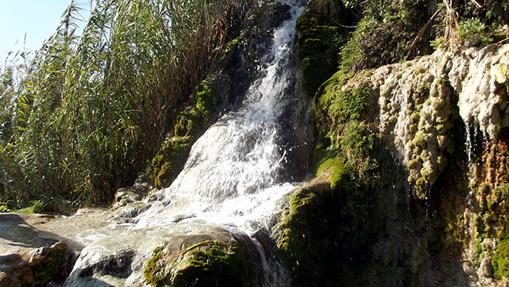 Cascadas que el senderista se encuentra por el camino.