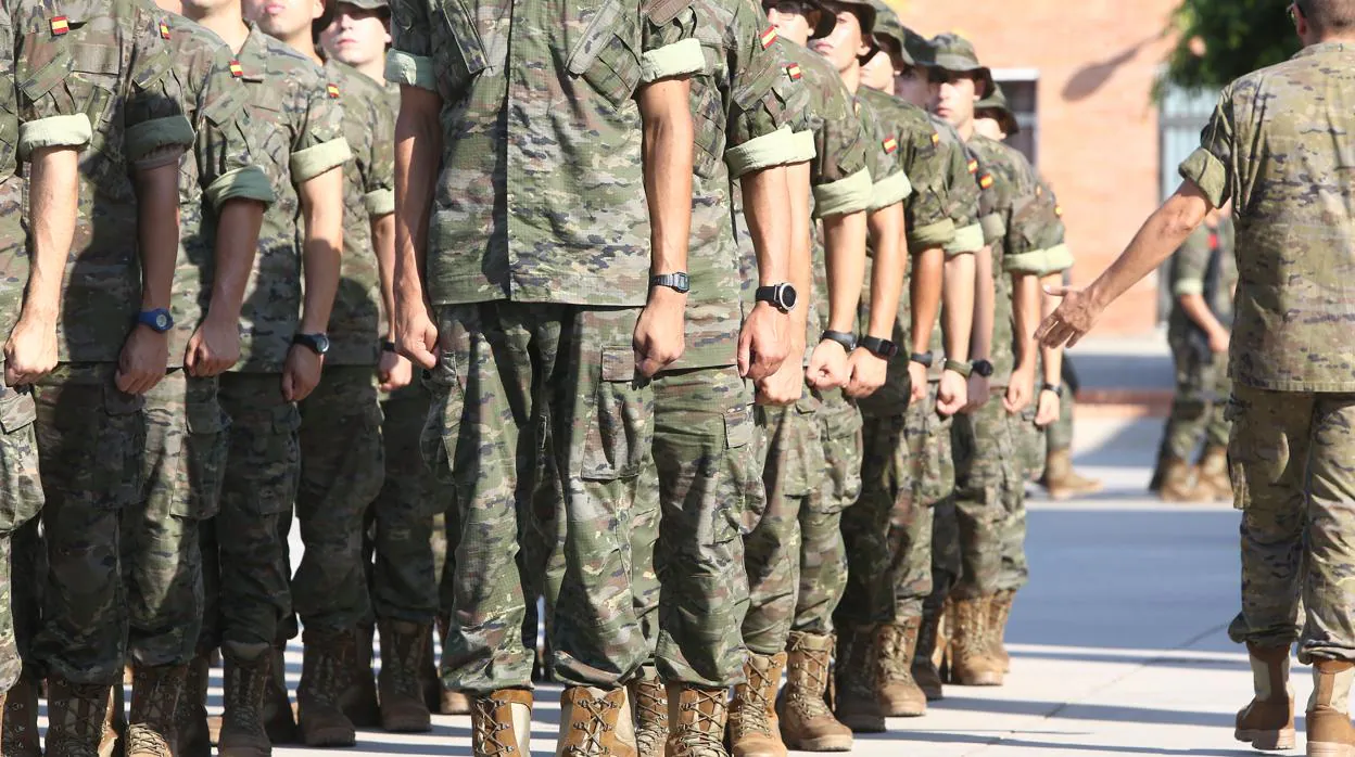 Aspirantes a soldado durante su periodo de instrucción en el Centro de Formación de Tropa nº 2 de San Fernando.