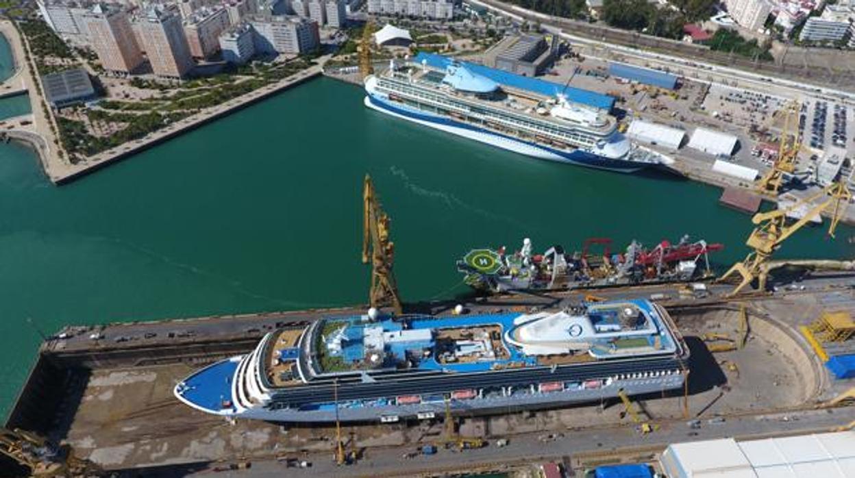 Vista aérea del astillero de Cádiz con dos cruceros en obras.