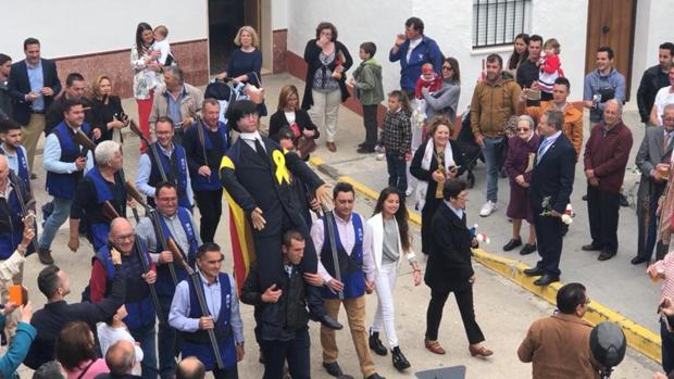 La Fiscalía de Sevilla acuerda investigar la quema del Judas de Coripe que representa a Puigdemont