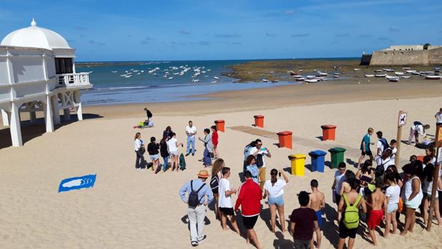 Los alumnos de varios colegios de Cádiz limpian la playa de la Caleta por el Día Mundial del Medio Ambiente