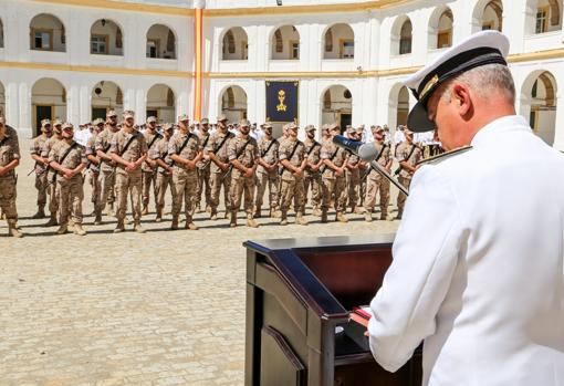 El general comandante del Tercio de Armada durante el recibimiento.