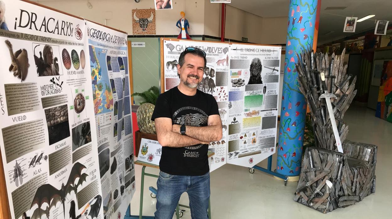 Carlos Lobato delante de la exposición que sus alumnos han organizado en torno a la serie «Juego de Tronos»