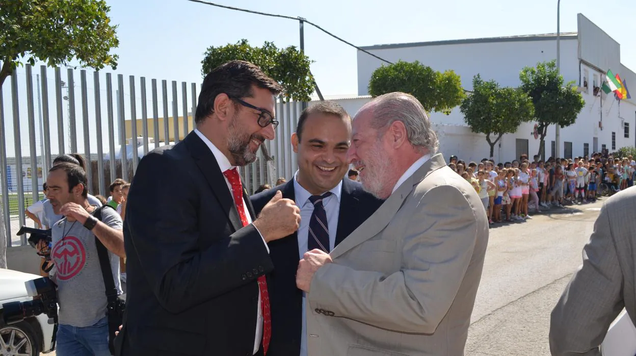 Juan Carlos González, en el centro, conversa con el alcalde de Utrera y el presidente de Diputación