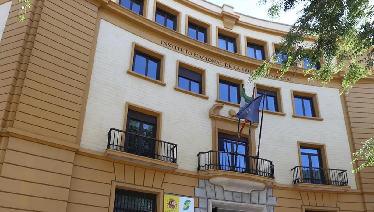 El edificio de la Seguridad Social de Cádiz, una administración en el punto de mira.