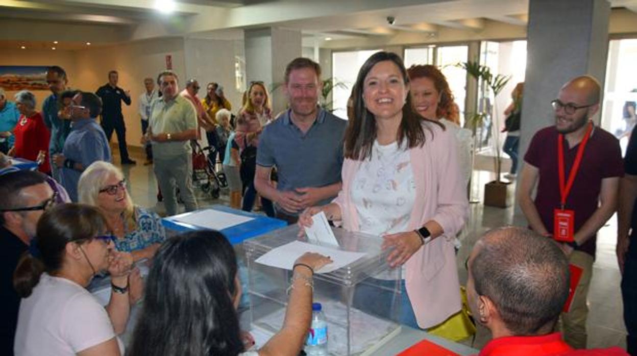 Patricia Cavada vota durante la jornada electoral del 26-M.