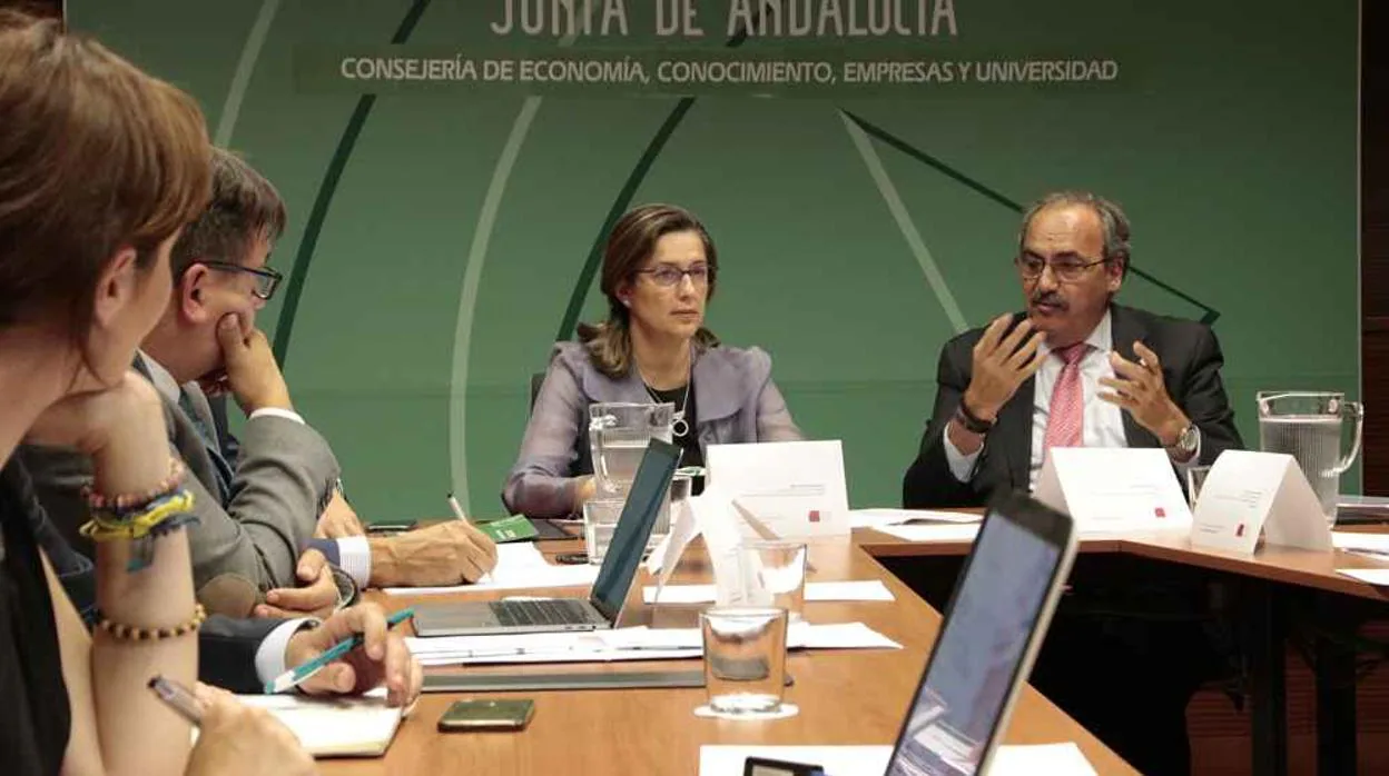 María Inmaculada Ramos, directora general de Universidades de la Junta de Andalucía, y Prudencio Escamilla, presidente del Foro de los Consejos Sociales de las Universidades Públicas de Andalucía.