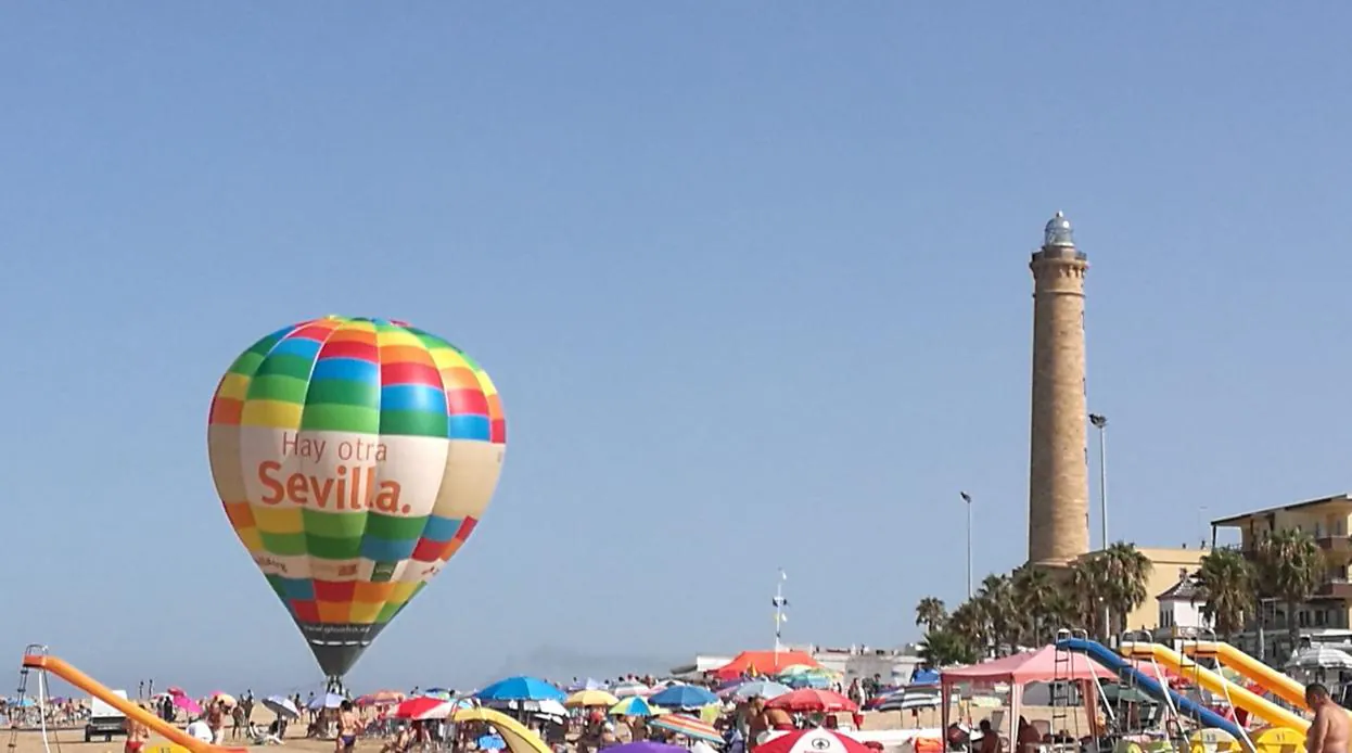 El globo aerostático, en la playa de Chipiona.
