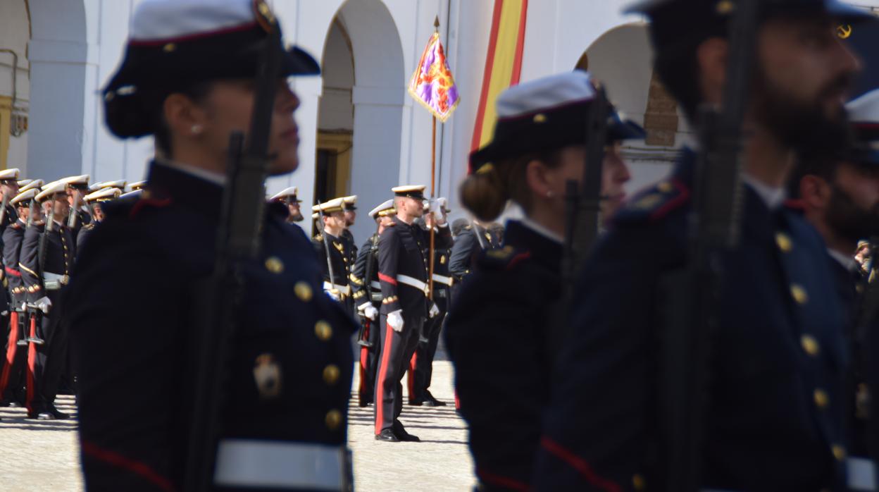 Infantes de Marina en la plaza de Armas 'Lope de Figueroa' del cuartel de San Carlos-Batallones de Marina de San Fernando.