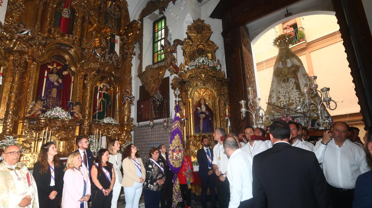 Estampa histórica en Santa María: la Virgen del Rosario visita al Nazareno