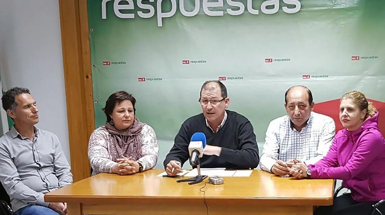 Los cinco integrantes del grupo municipal socialista de El Cuervo del mandato que concluye este sábado