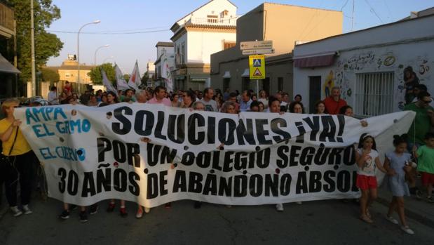 Las AMPA de El Cuervo protestan por el mal estado de los colegios y el instituto