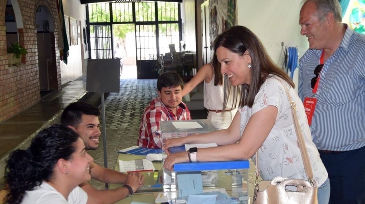 Patricia Cavada deposita su voto