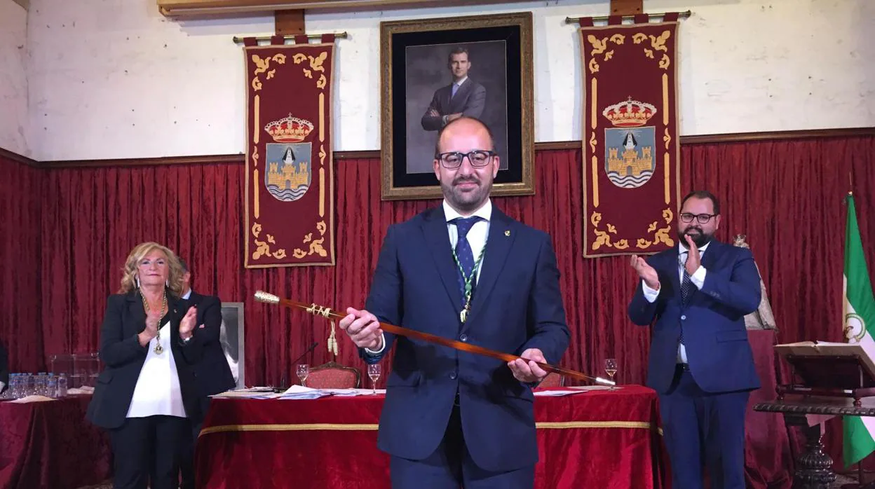 Germán Beardo (PP), con el bastón de mando del Ayuntamiento de El Puerto, escoltado por María Eugenia Lara y Javier Bello.