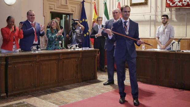 Víctor Mora repite en Sanlúcar pero con un gobierno en minoría