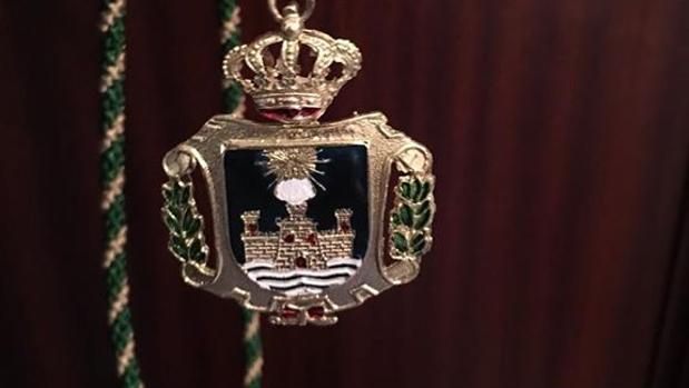 Tachan la imagen de la Virgen de los Milagros en el escudo de las medallas municipales