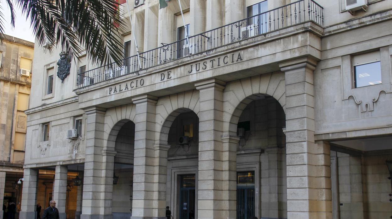 Fachada principal de la Audiencia de Sevilla