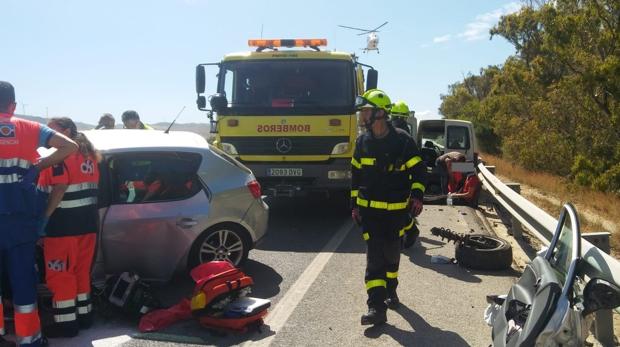 Dos heridos en un choque frontal entre turismos en la N-340