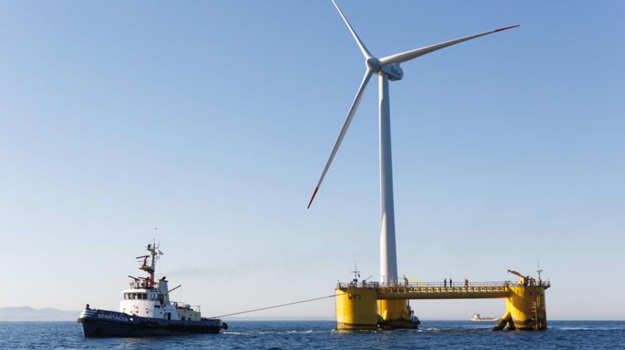 Plataforma flotante que soporta a un molino de viento en un campo eólico-marino