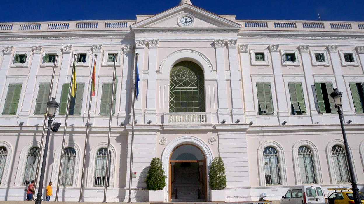 La puerta de Ayuntamiento ya está abierta.