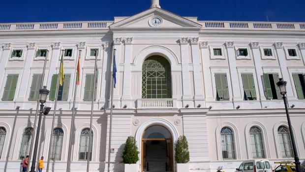 Abiertas la puerta principal y ventanas del Ayuntamiento