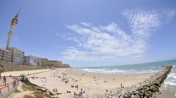 Surfistas de Cádiz rescatan del agua a varios bañistas en la playa de Santa María del Mar