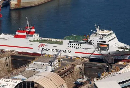Ferry de Transmediterránea que podría adaptarse a las necesidades militares