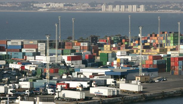 Muere aplastado por la cabina de su camión en el muelle de Cádiz