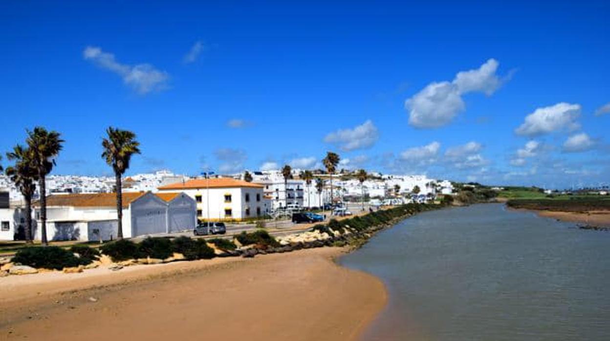 Bandera roja en una playa de Conil tras un problema con la canalización de aguas residuales