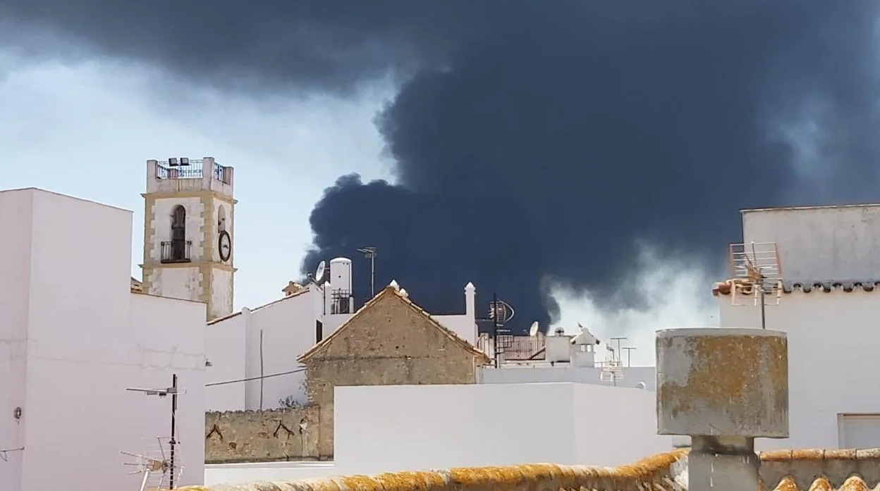 Los bomberos recomiendan cerrar las ventanas por el incendio de la planta química de San Roque