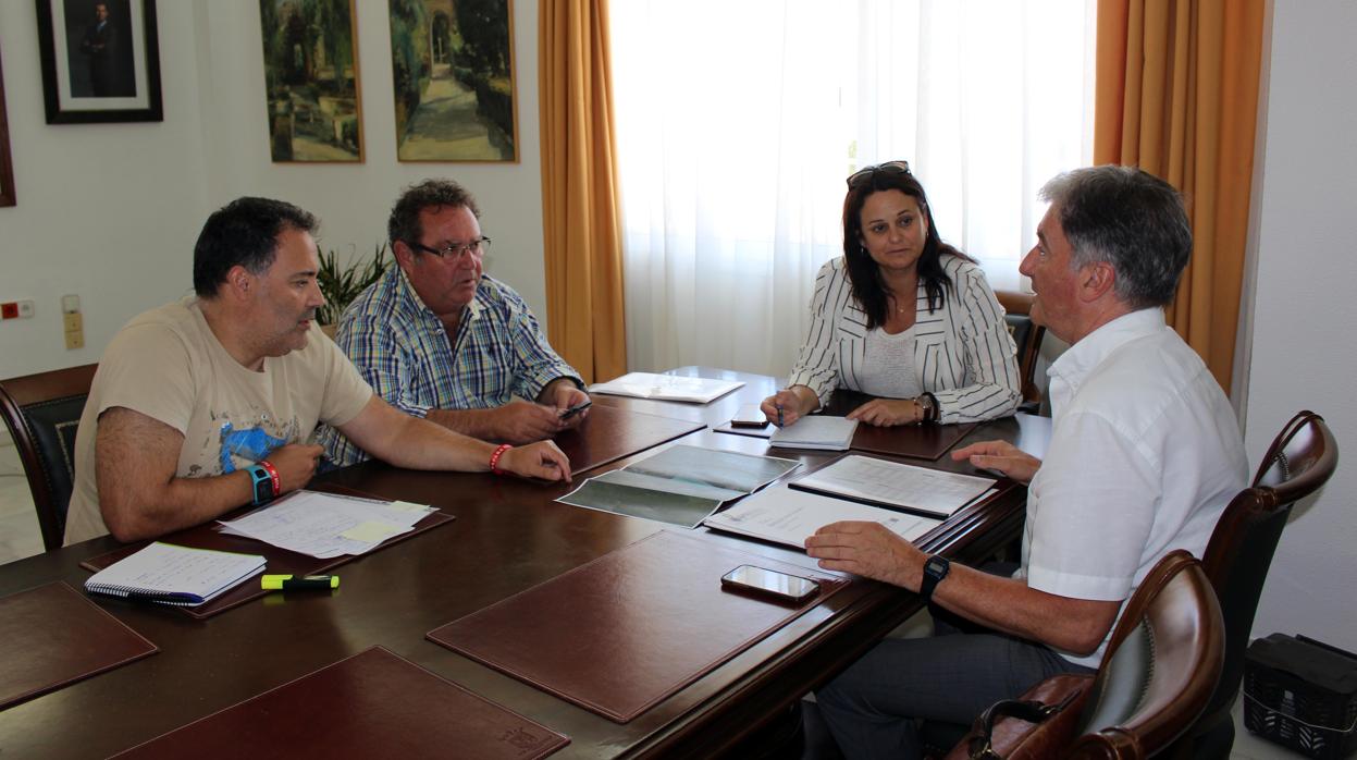 La alcaldesa de Espartinas y técnicos municipales se reunieron con el gerente de la Mancomunidad