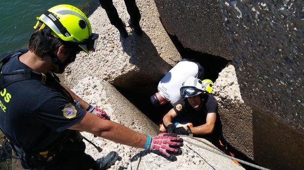 Rescatado el cadáver de un hombre en la playa de la Puntilla en El Puerto