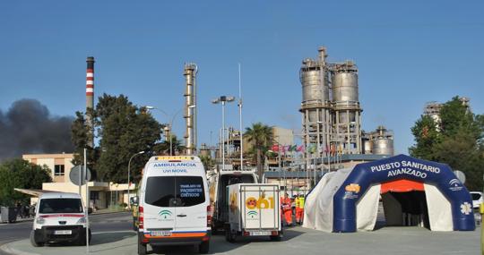 Servicios de emergencia en el incendio de la planta química de Indorama del polígono industrial Guadarranque de San Roque