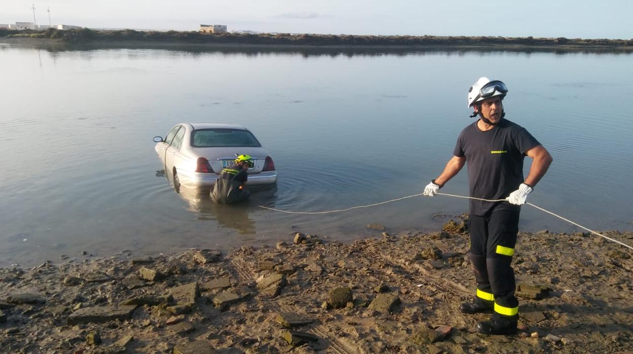 Los bomberos intervienen en esta operación en el caño de Sancti Petri.