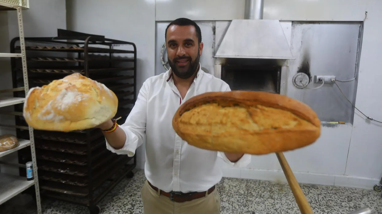 José Carlos Sánchez, nuevo alcalde de Algar, introduce pan en el horno de leña de su panadería