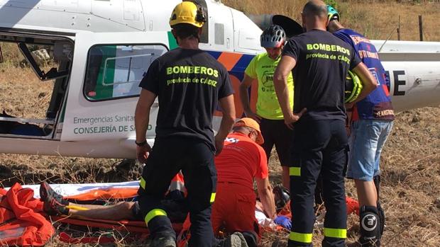 Un ciclista, trasladado en helicóptero al hospital de Jerez tras caer por un barranco de diez metros