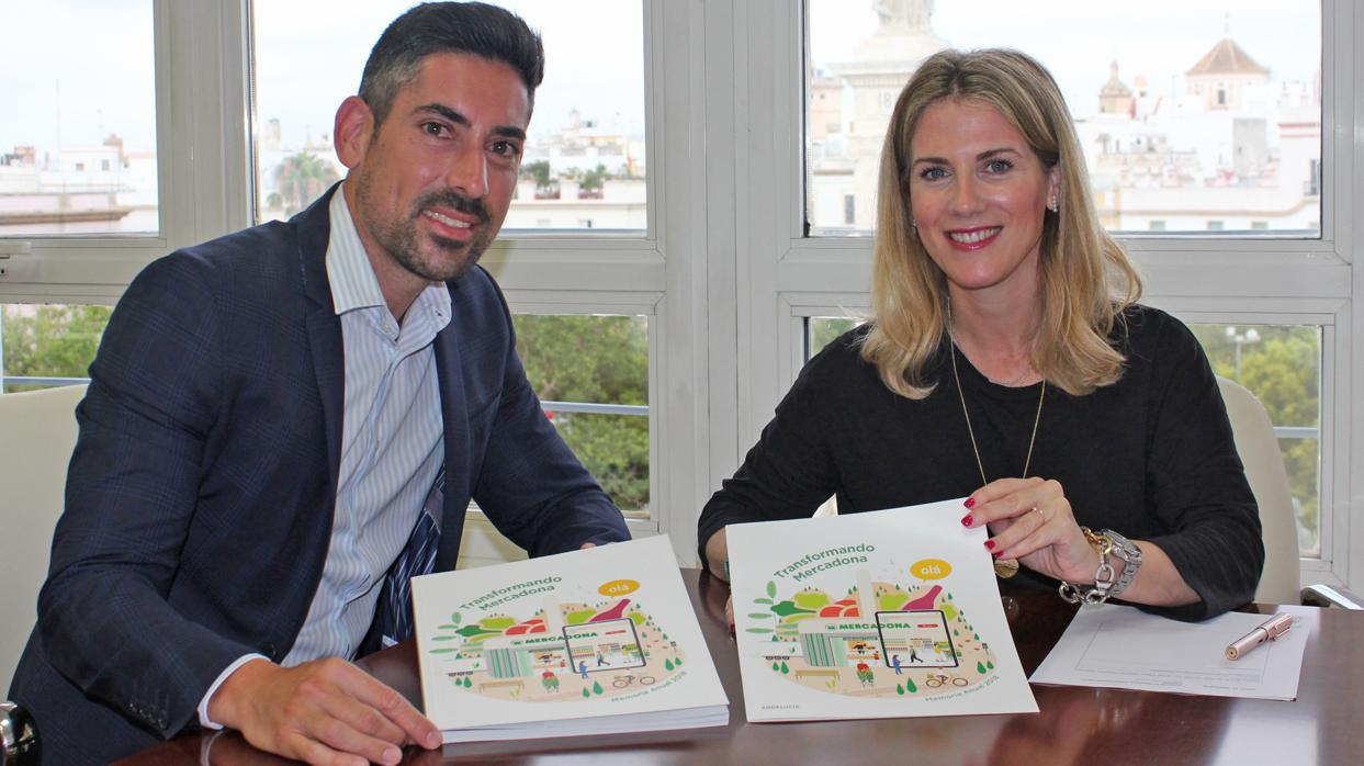 Rafael Piñero, director de Relaciones Externas de Mercadona, junto a Ana Mestre, delegada del Gobierno de Andalucía.