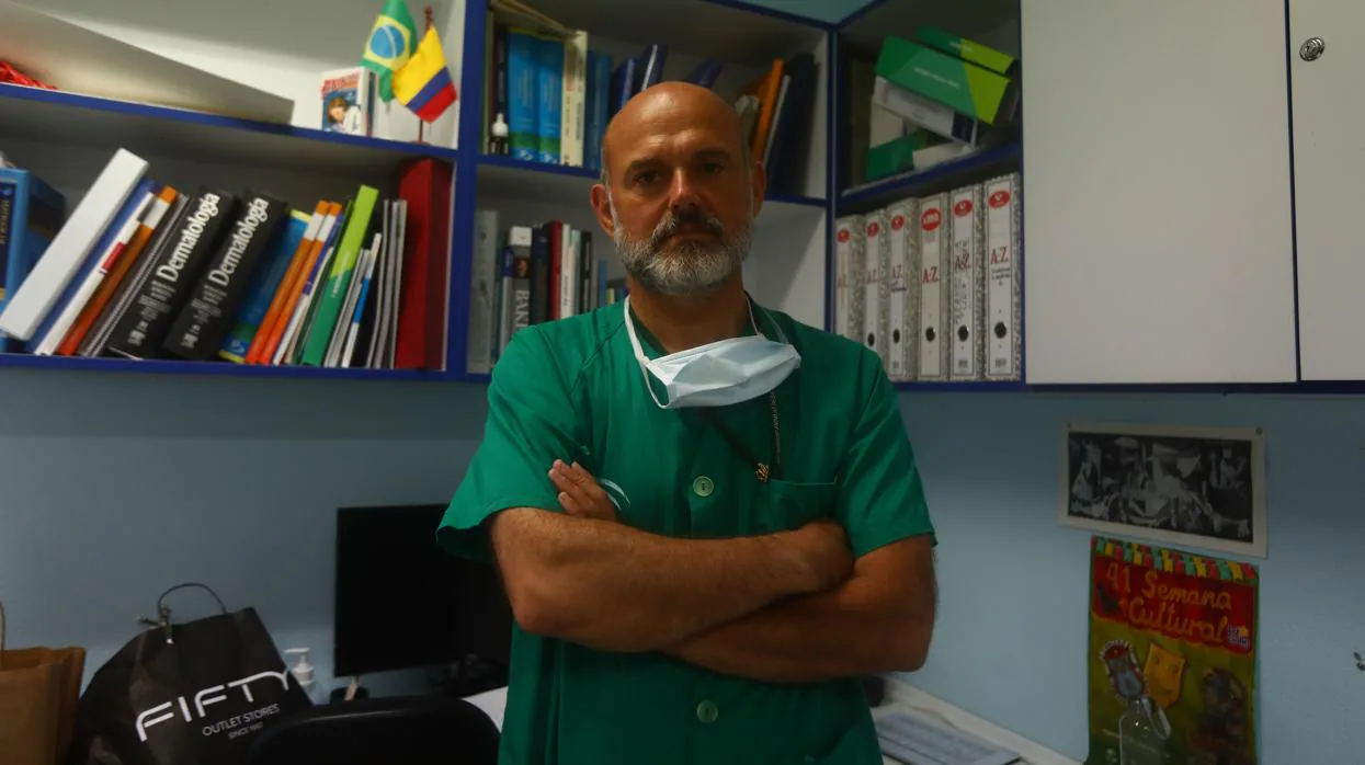 Mario Linares, jefe del Área de Dermatología en el Hospital Puerta del Mar de Cádiz.