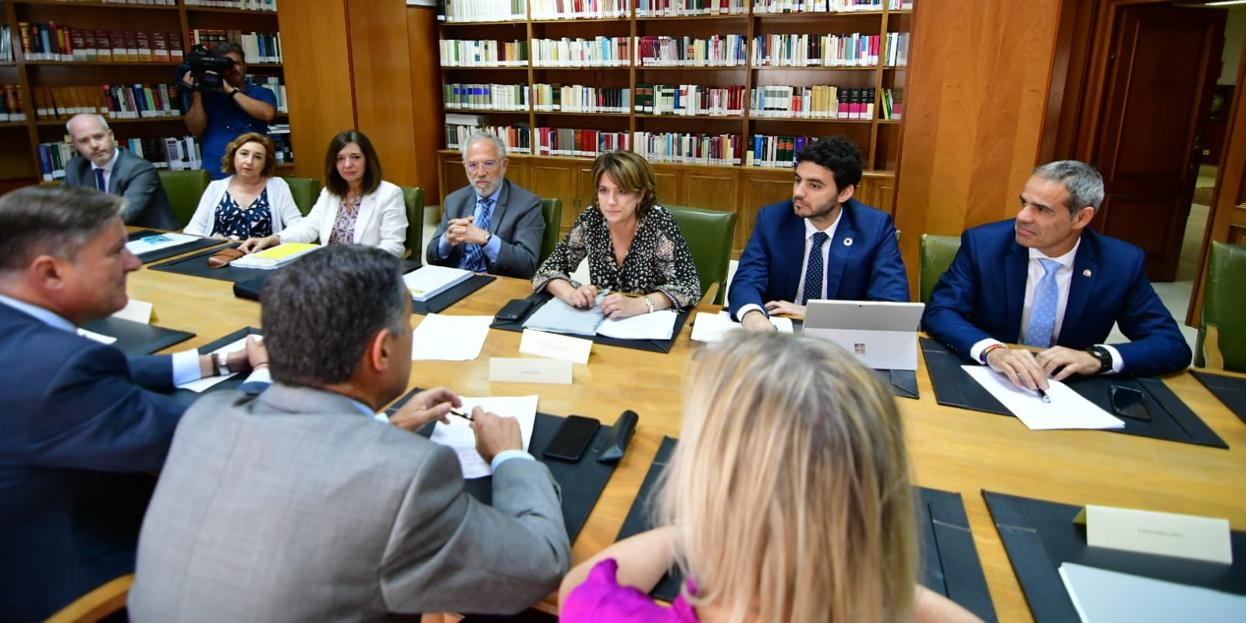 La ministra, en el centro, en la reunión mantenida este lunes en Cádiz.