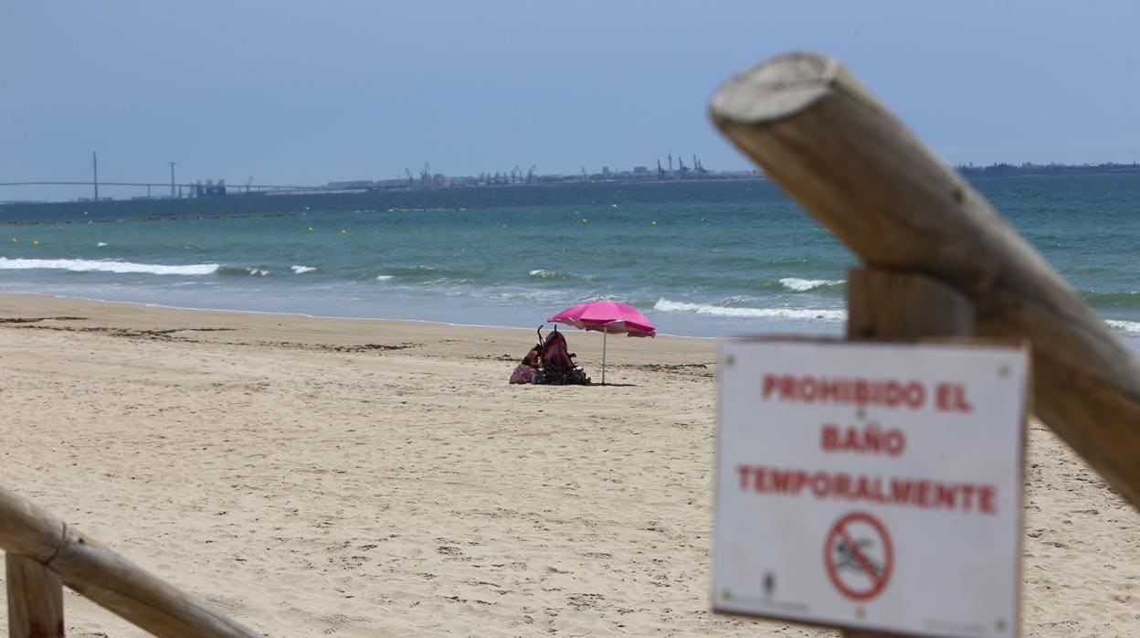 La playa de Fuentebravía, en El Puerto, sigue cerrada al baño