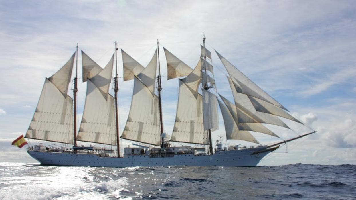 El Juan Sebastián de Elcano navegando con todo el aparejo.