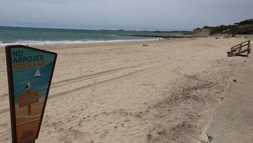La playa de Fuentebravía, cerrada al baño.