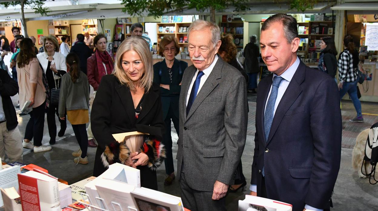 La consejera de Cultura de la Junta, Patricia del Pozo, el escritor Eduardo Mendoza y el alcalde José Luis Sanz (PP)