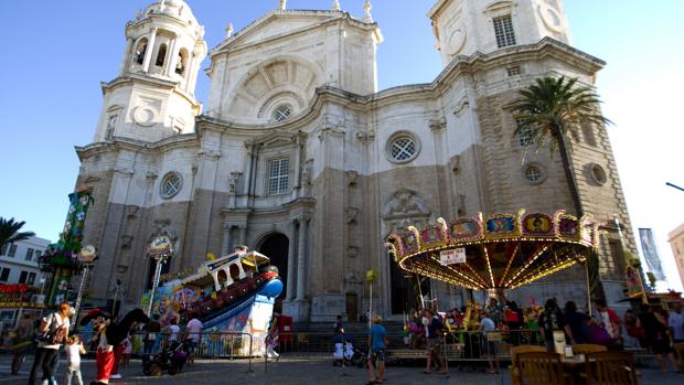 Vecinos del centro, en contra de ubicar un tiovivo en la Plaza de la Catedral