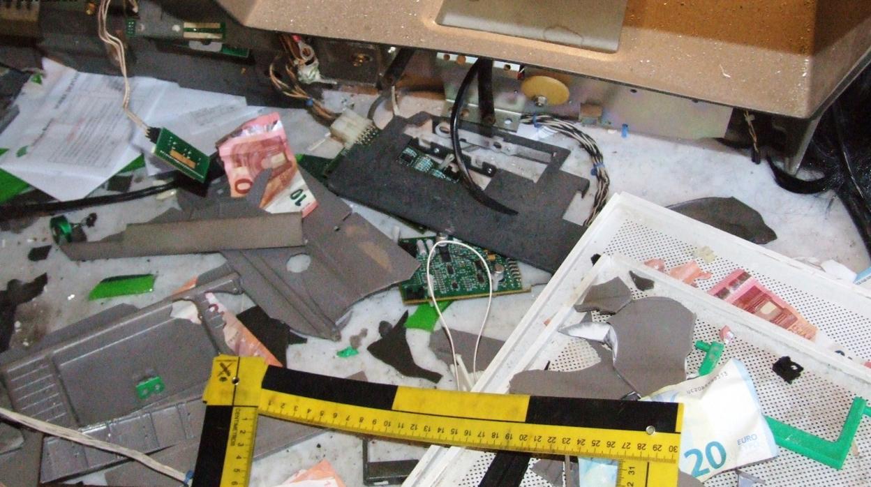 Desperfectos en el cajero producidos tras la explosión articulada supuestamente por el detenido