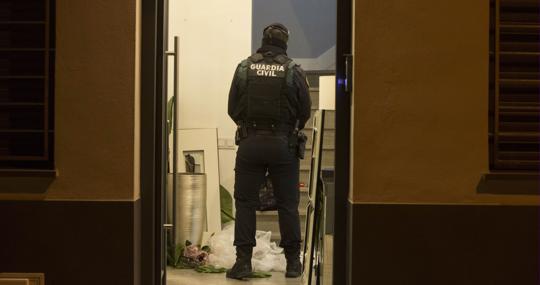 Un agente de la Guardia Civil, en un registro en La Línea.