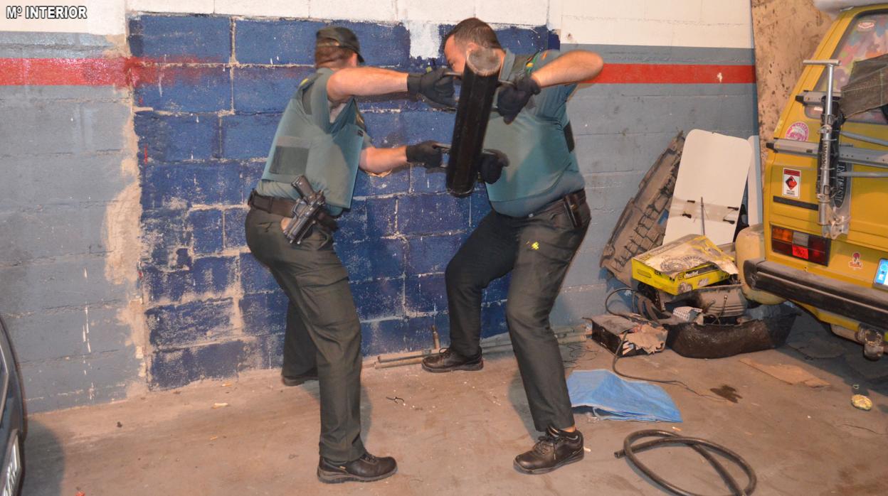 Agentes de la Guardia Civil actuando en la detención de los dos vecinos utreranos